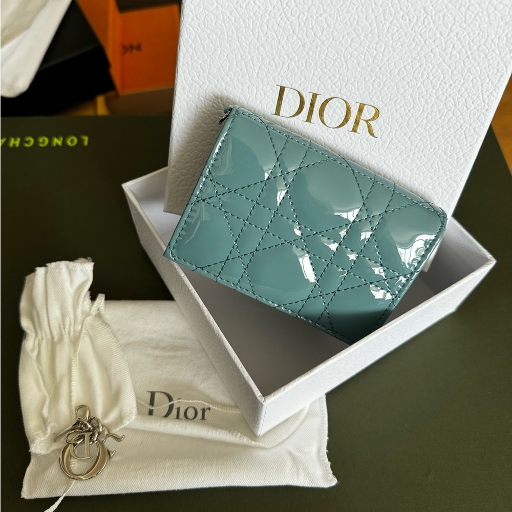 LADY DIOR FLAP CARD HOLDER
AZURE BLUE PATENT CANNAGE CALFSKIN-Sold